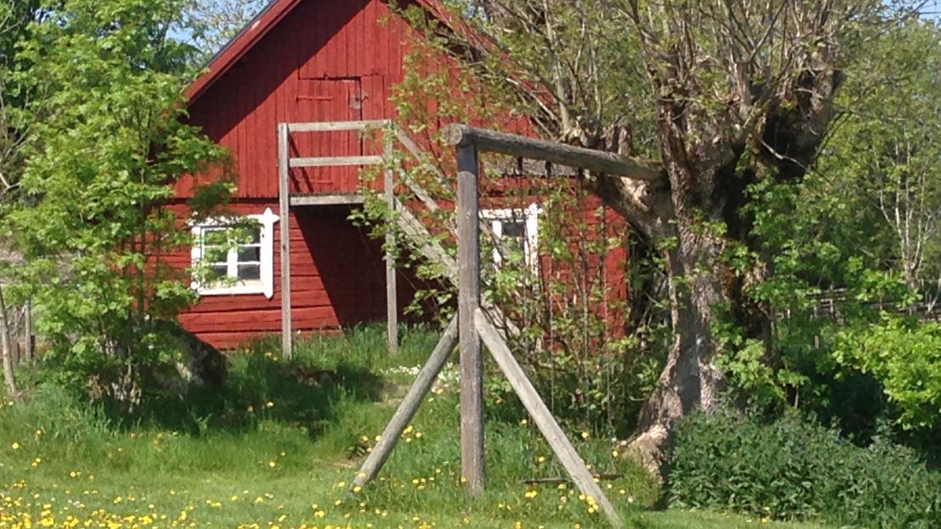Bullerbyn, nära Björkbackens hotell, camping och stugby. 