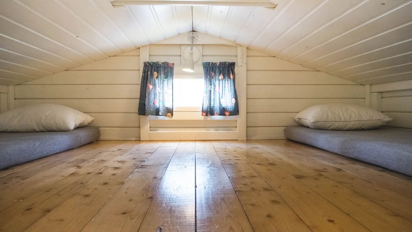 Loftet i en stuga i Björkbackens stugby