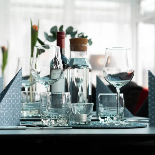 Dryck i Vinterträdgården, Karaktärshotellet
