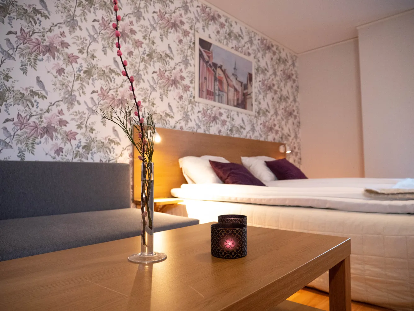 Soffbord och säng i Karaktärshotellets premium rum