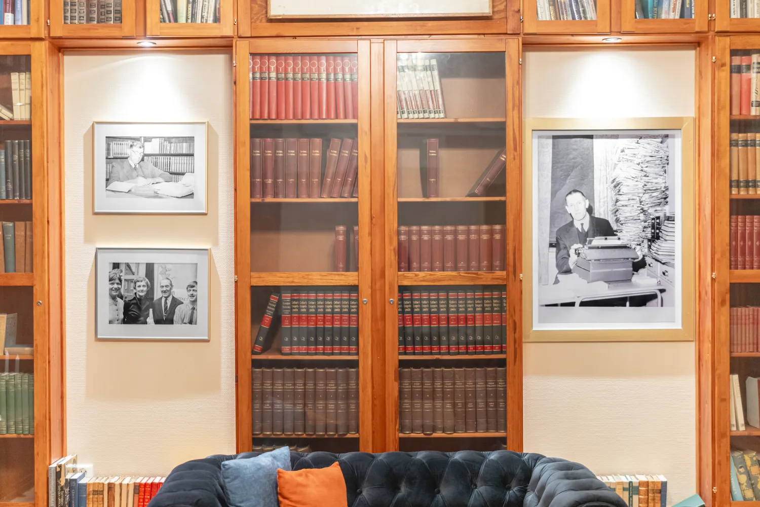 Böcker och tavlor i Biblioteket