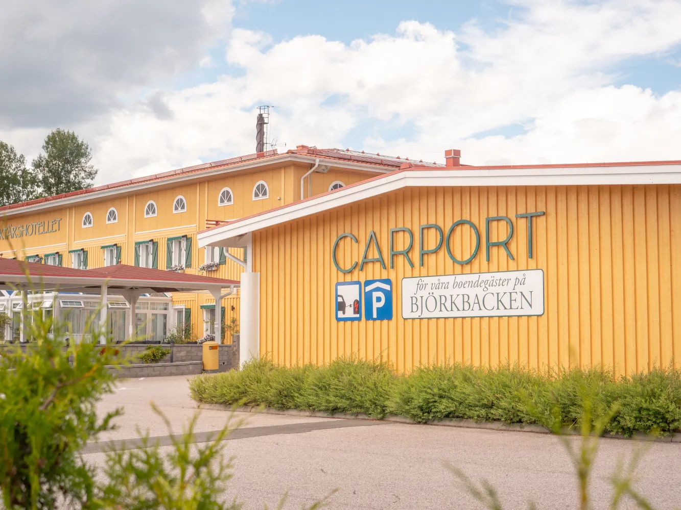 Carporten med elbilsladdning bredvid Karaktärshotellet