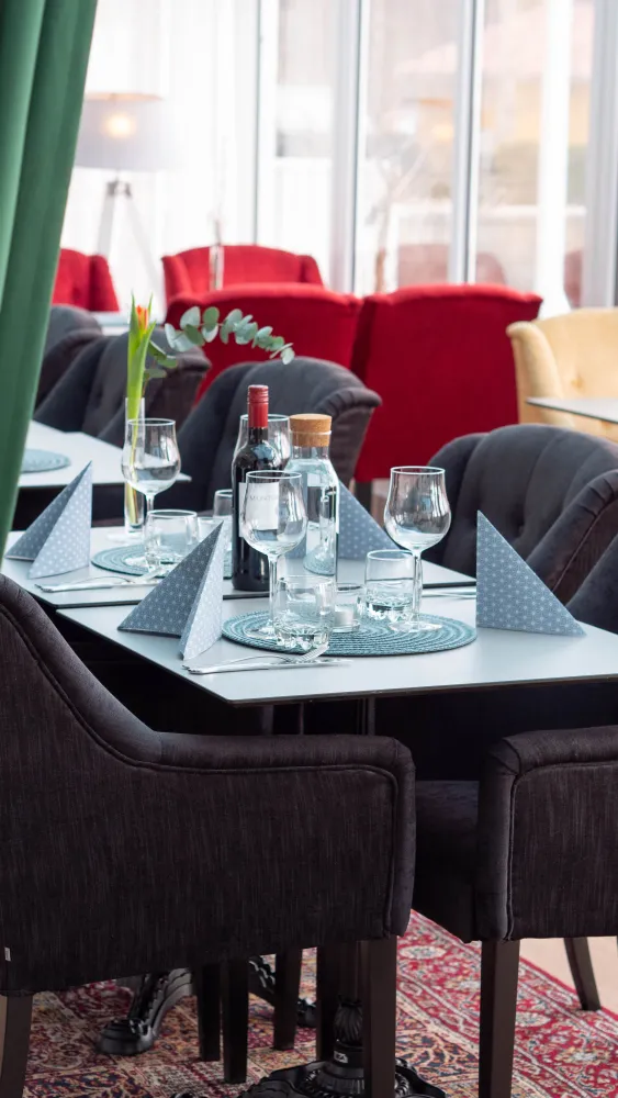 Dryck i Vinterträdgården, Karaktärshotellet