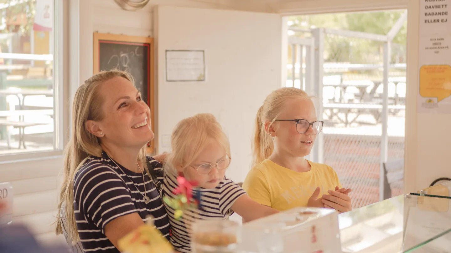 Familj vid disken på Cajsas Café