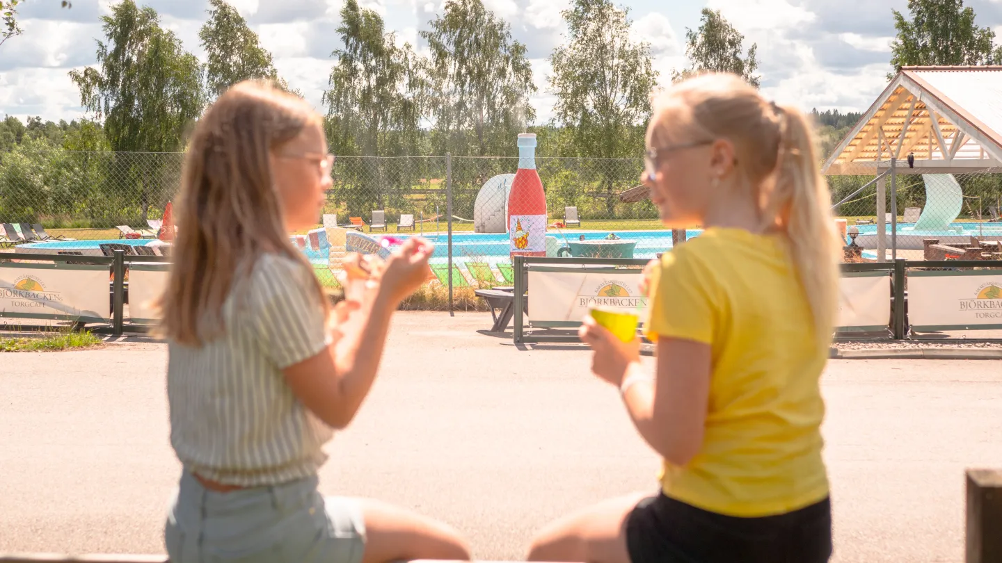 Barn med glass, utanför poolområdet