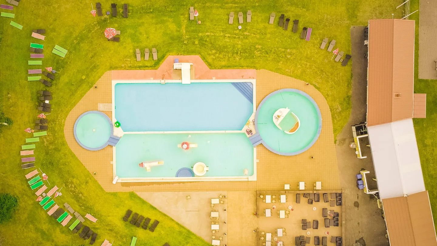 Drönarbild av poolområdet på Björkbacken