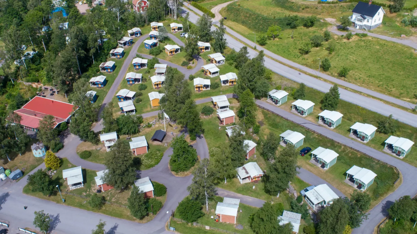 Drönarbild av Björkbackens stugby