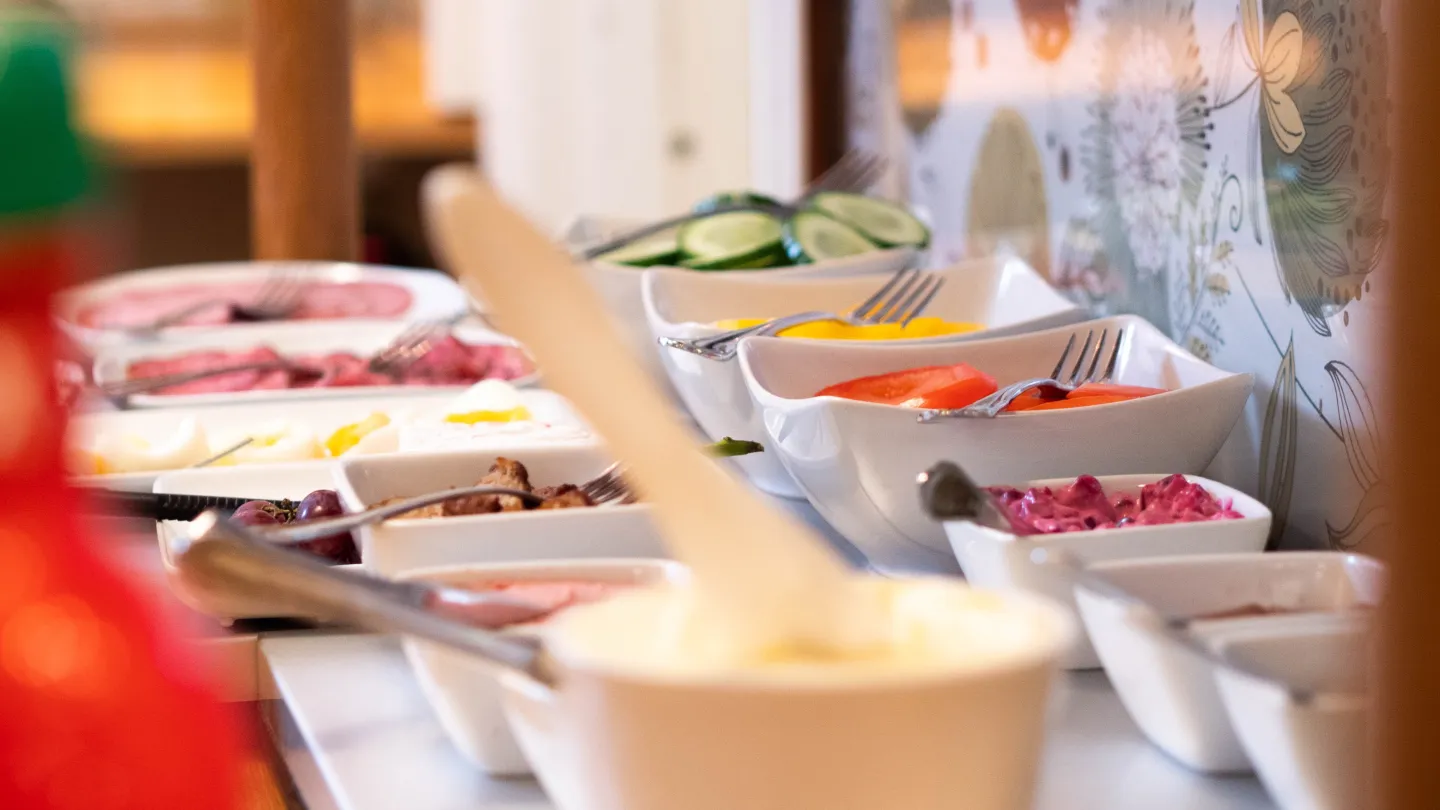 Frukost på Karaktärshotellet; pålägg och grönsaker