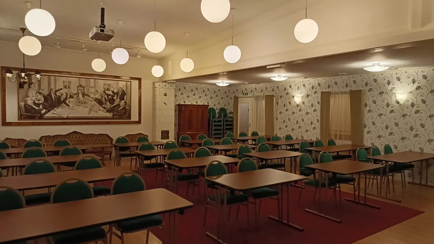 Konferens i Rådhuset, Karaktärshotellet
