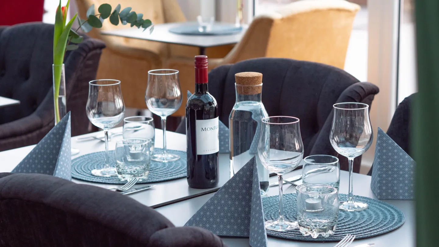 Dryck i Vinterträdgården, Karaktärshotellet