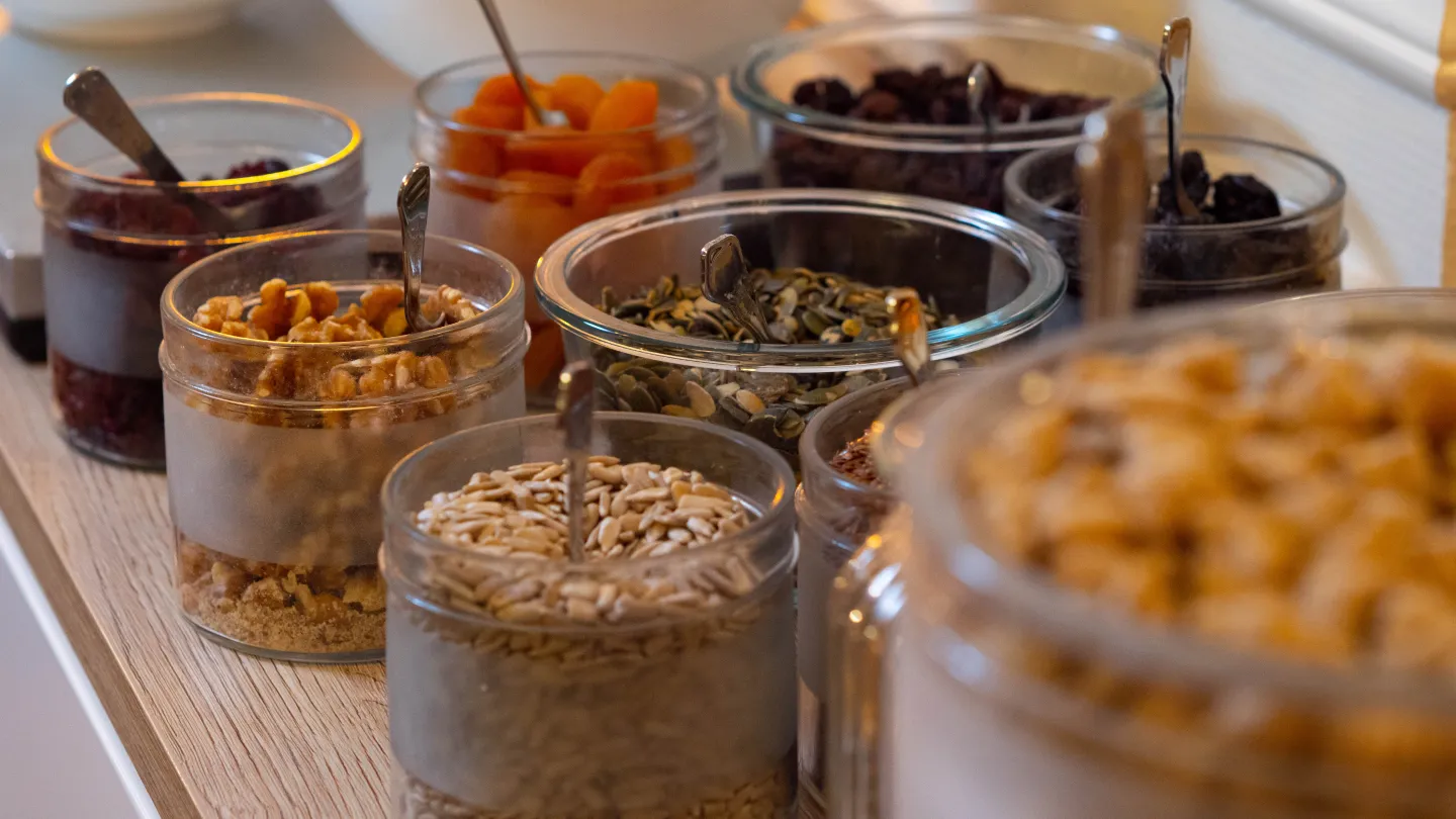 Frukost på Karaktärshotellet; nötter och frukt