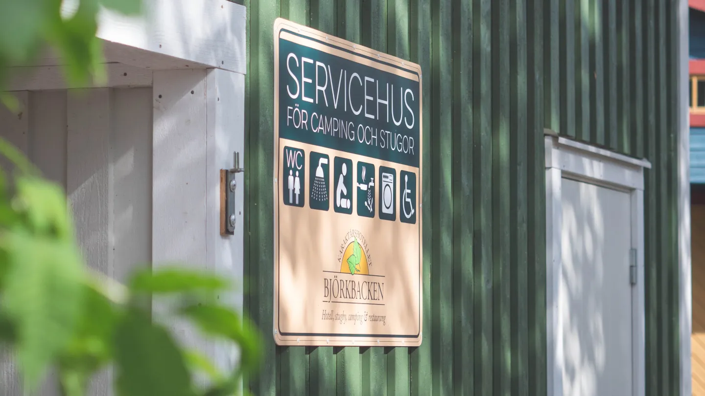 Skylt på utsidan av servicehuset